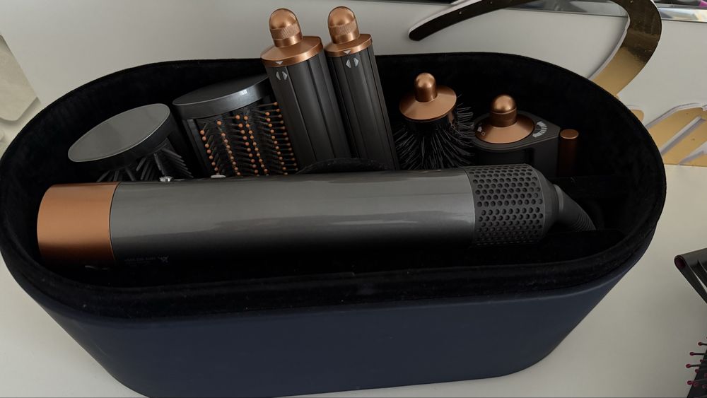 Продам Стайлер Dyson. Расчески и чехол в подарок.