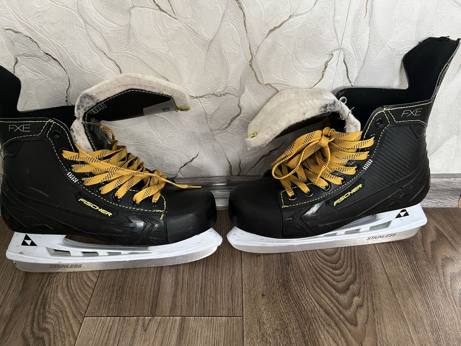 Продам коньки фишер