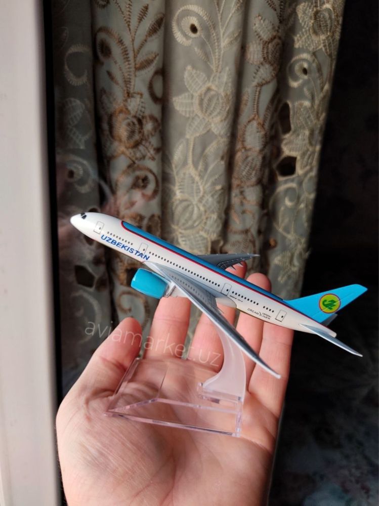 Самолет Boeing 787-8 Dream Liner Uzbekistan Airways подарок детям