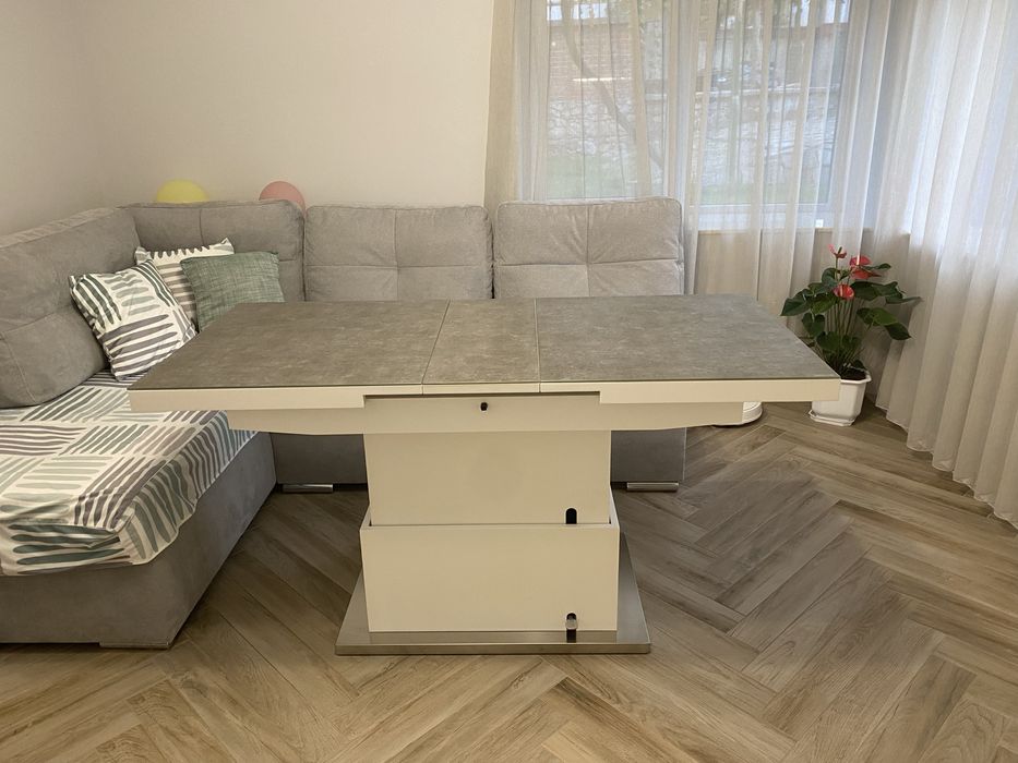 Маса с повдигащ механизъм