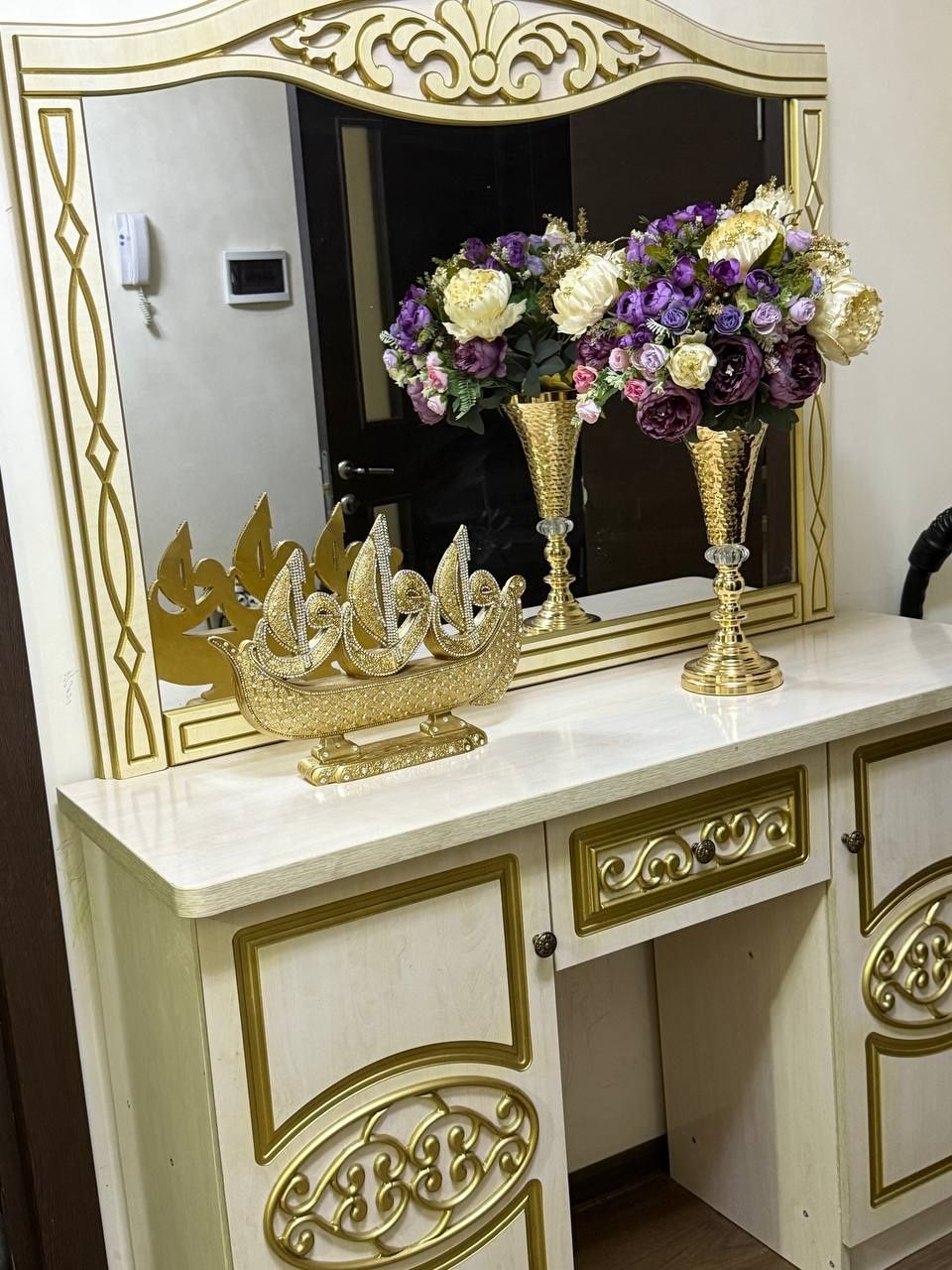 Спальни мебель сотилади.