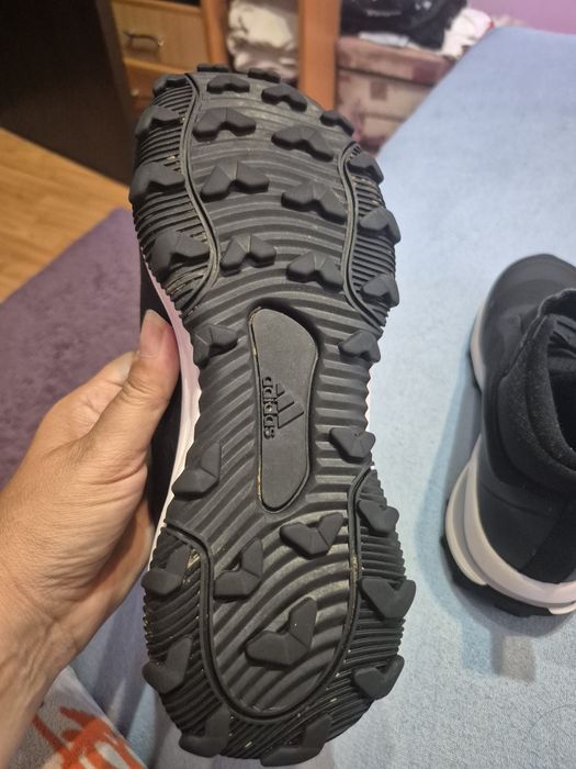 Vând ghete sport firma adidas