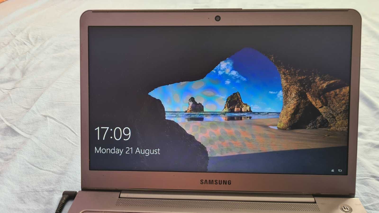 Лаптоп Samsung Notebook NP530U3B