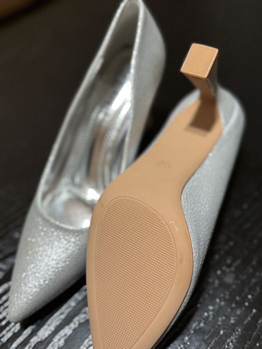 Pantofi cu toc argintii