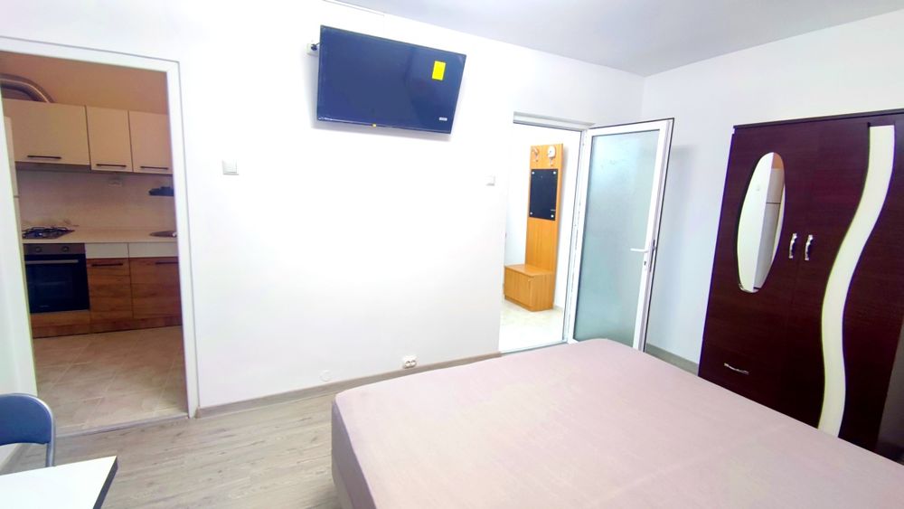 Închiriez garsonieră in zona pod renovată nouă !!