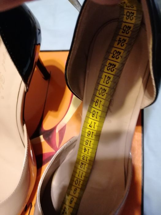 Pantofi stileto cu design aparte. Reducere