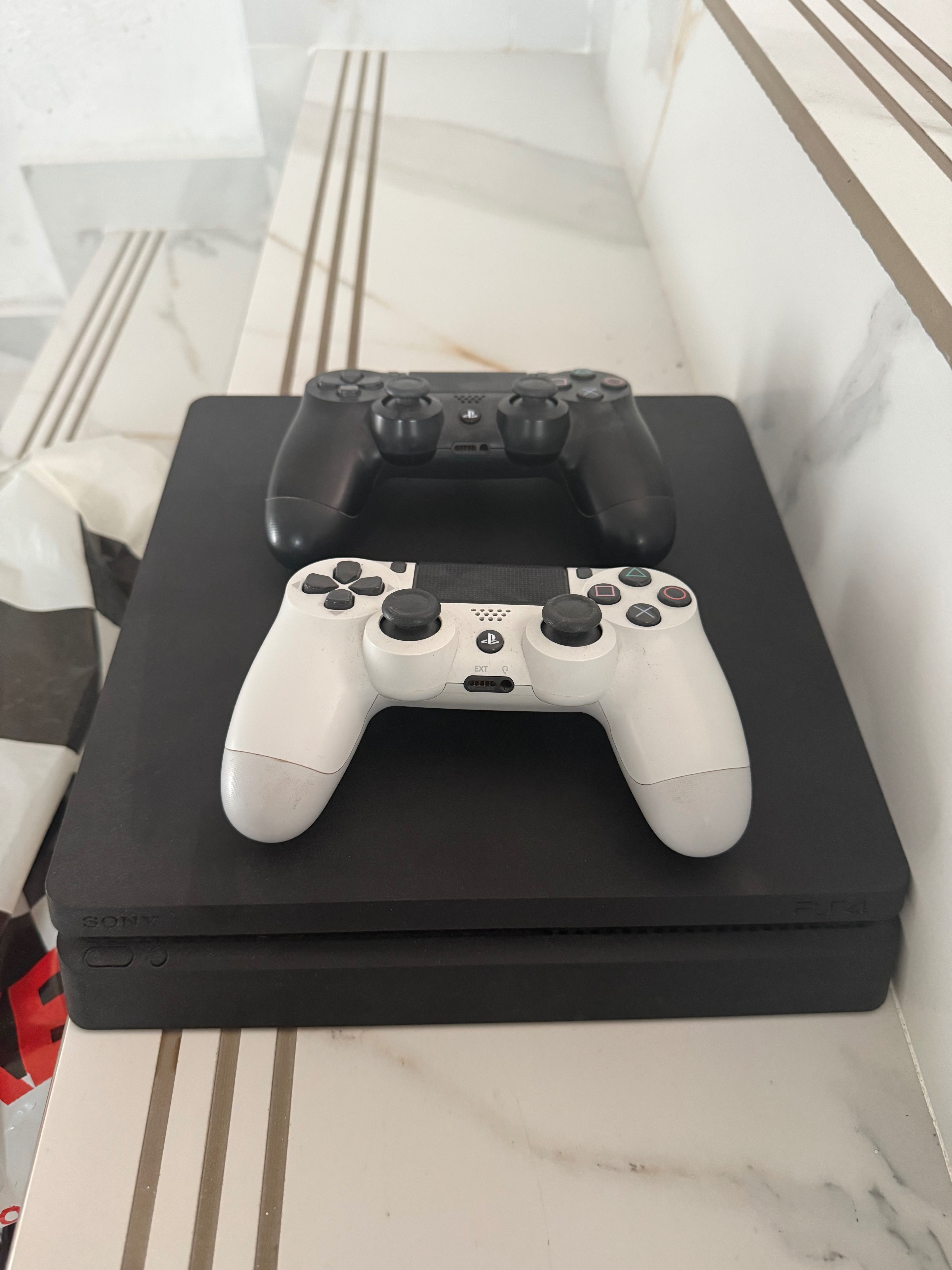 Playstation 4 1TB с 2 джойстика