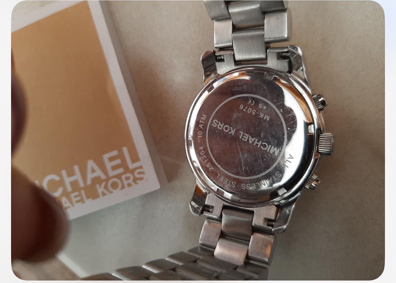 Два броя часовници Michael Kors