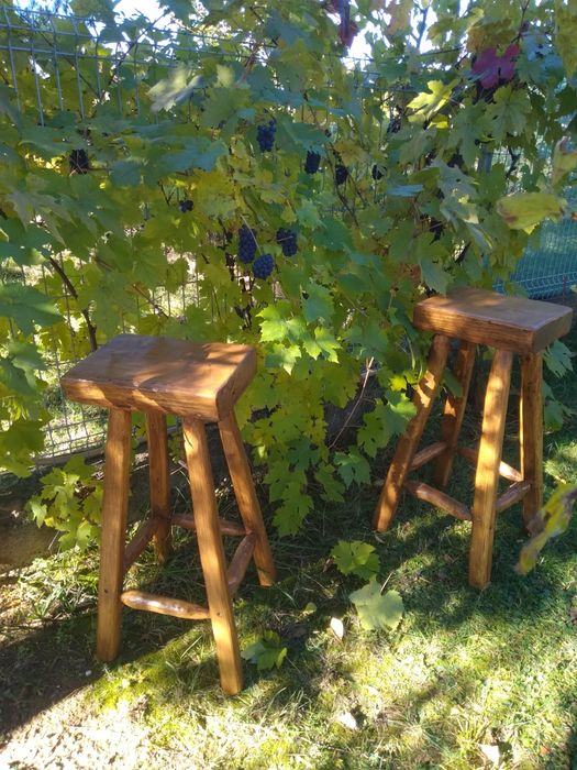 Scaune bar din lemn.