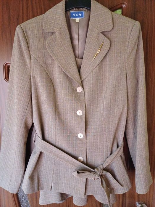 Costum cu fusta si pantaloni