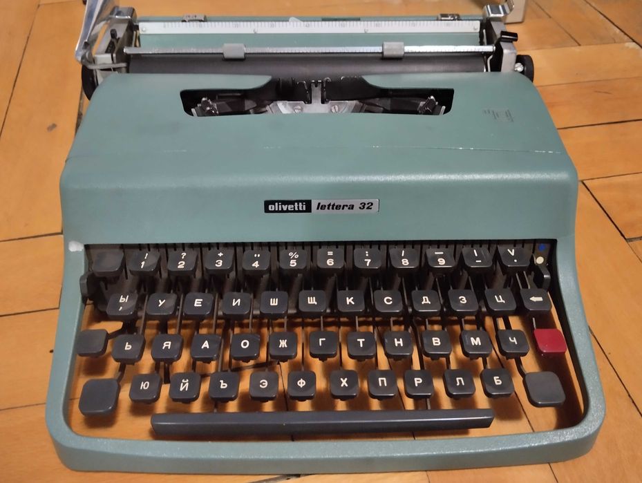 Италианска пишеща машина Olivetti Lettera 32 (1965), кирилица