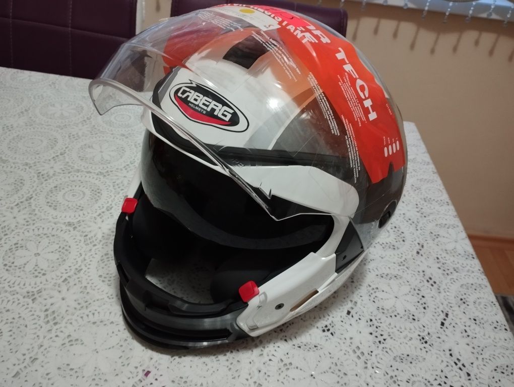 Продавам каска CABERG HYPER