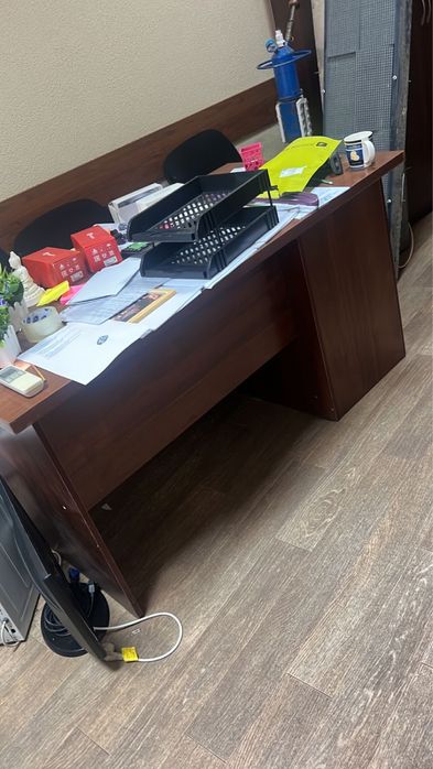 Письменный стол в хорошем состоянии
