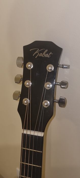 Vând chitara acustica