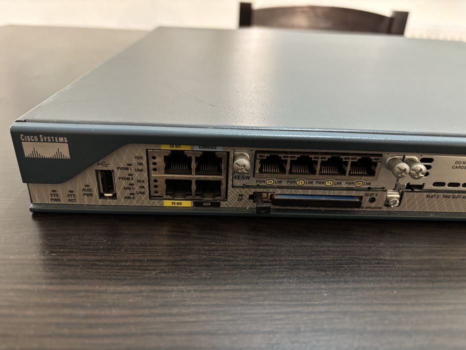 Cisco 2801 router ISR cu module HWIC si 2 porturi FastEthernet
