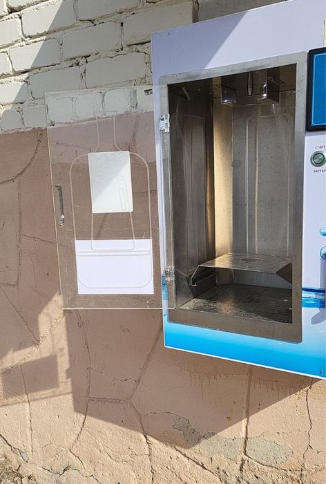 Водомат почти новый установлен в проходимом месте.