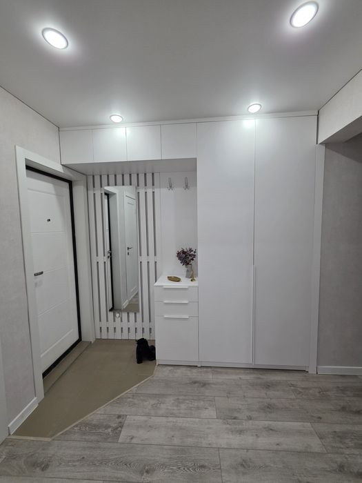 Гардероб на входе от 300 000 тг 
Стильно, удобно и функционально!
Бы