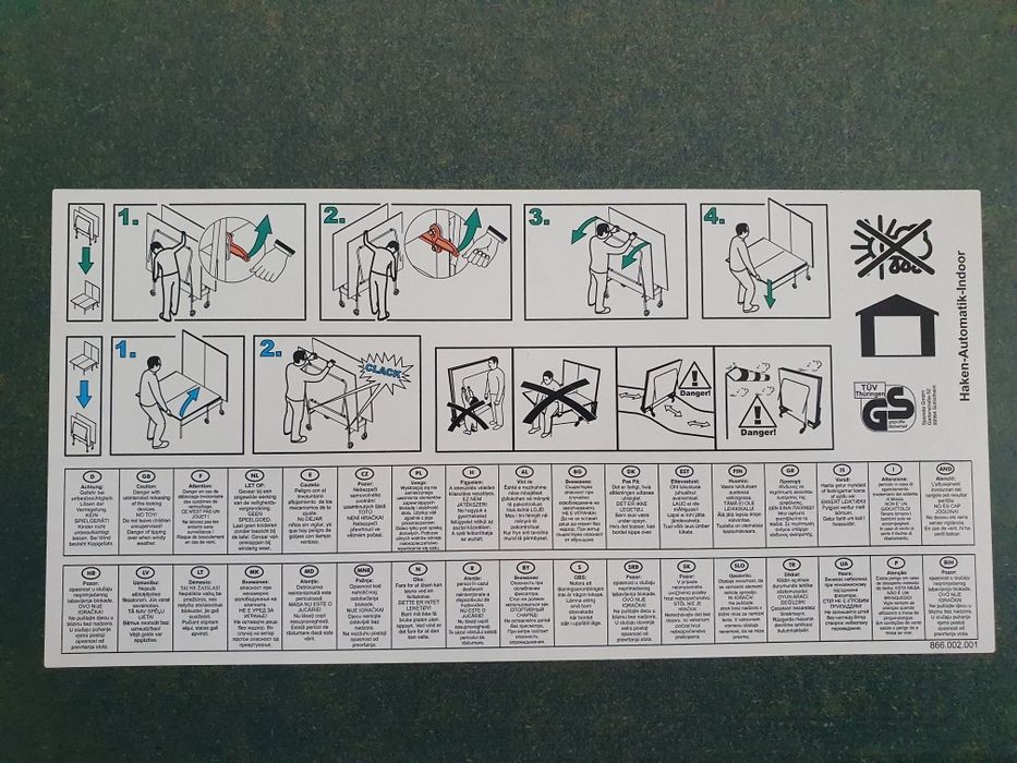 Тенис маса за закрито , без абсолютно никакви следи от употреба .