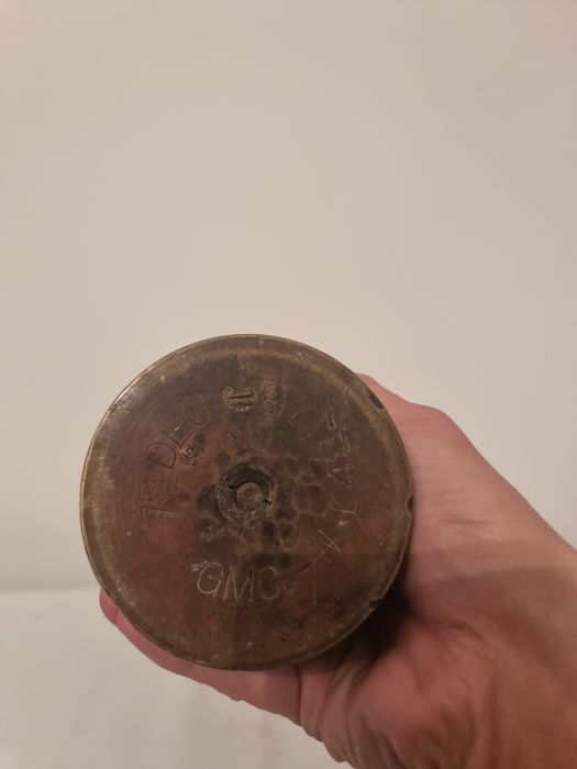 Vază trench art din teacă de obuz, datată 1937