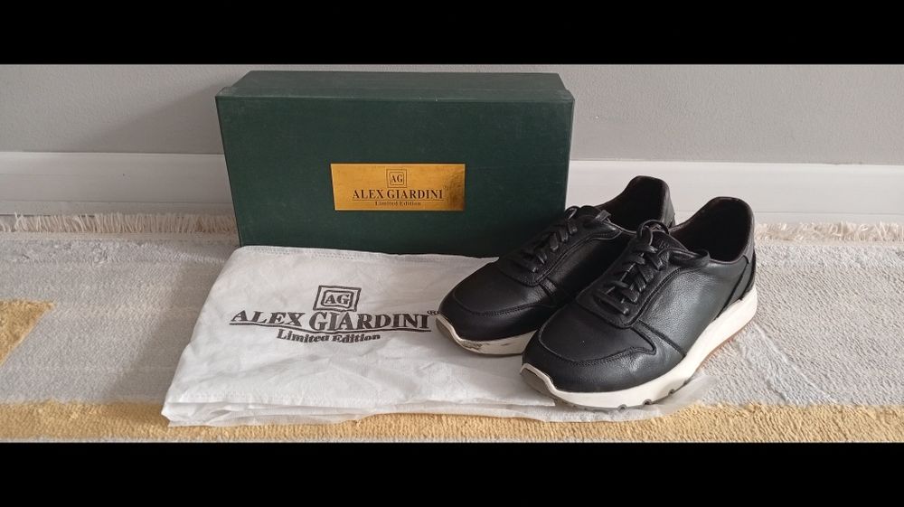 Продам мужские кроссовки.