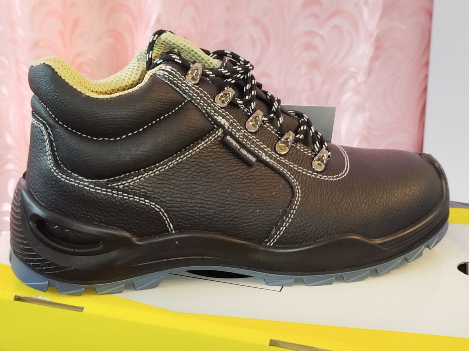 Продам рабочую обувь.