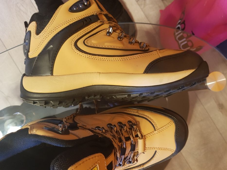 Продавам високи обувки