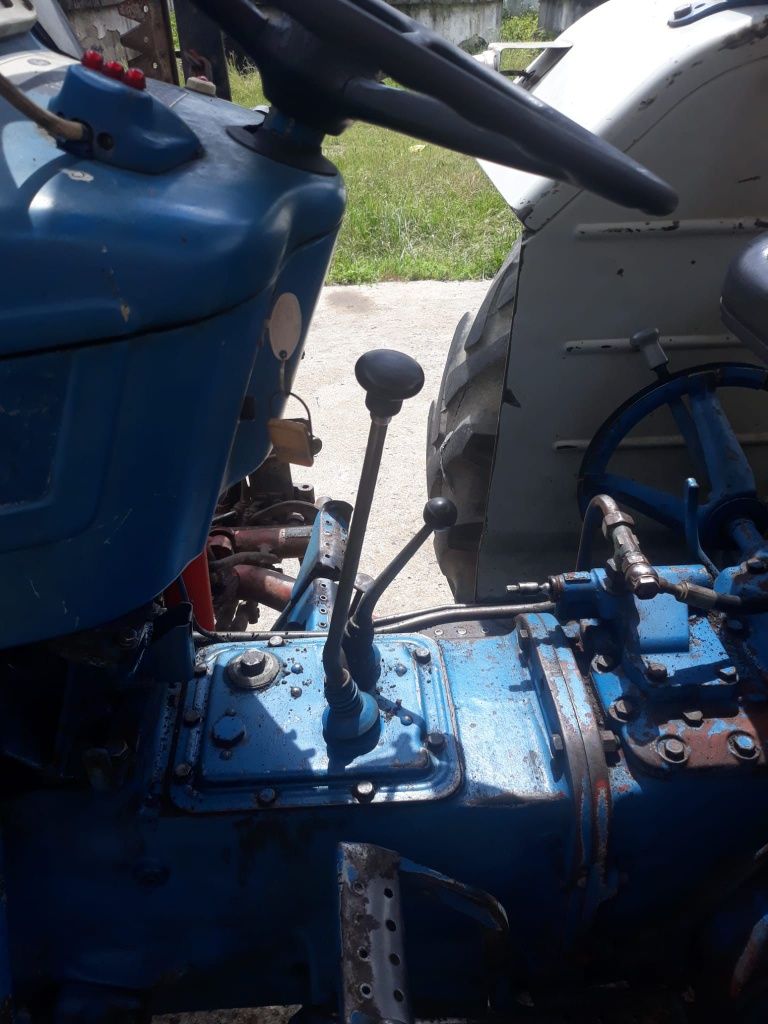 Tractor Ford 3000 cu încărcător și cositoare laterala