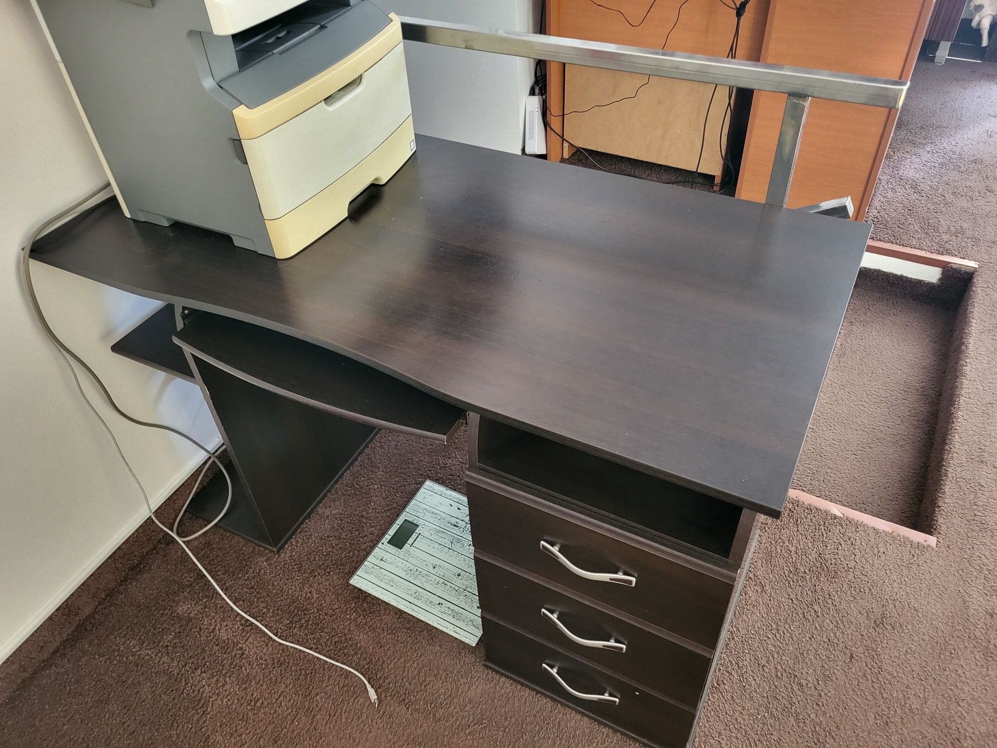 Vând birou stare excelenta 120x60x75 cu 3 sertare port tastatura