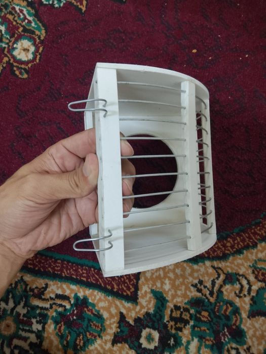 Канарейкалар Kanareyka учун гнездолар бор капаснинг ташкарисидан или