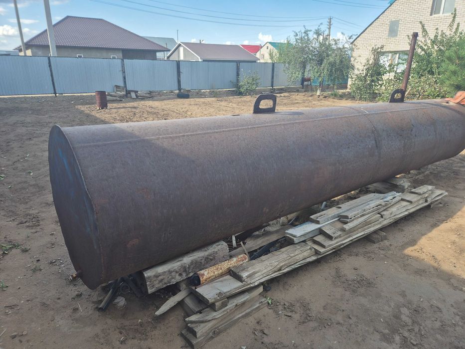 Продам емкость для полива 5,75 метр диаметр трубы 1 м, толщина 1 см.