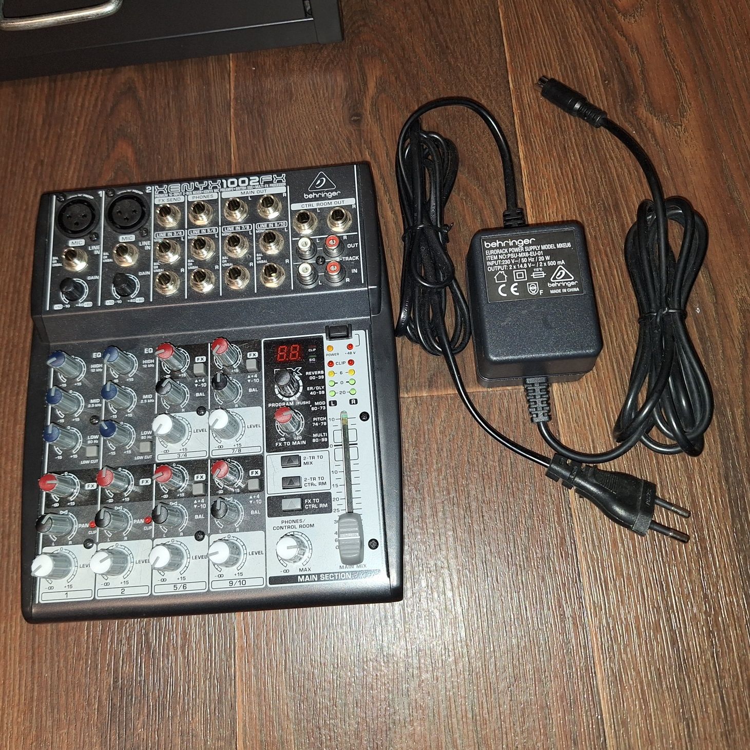 Миксер/смесителен пулт с 10 входа и ефект Behringer

Информация :
 Пра