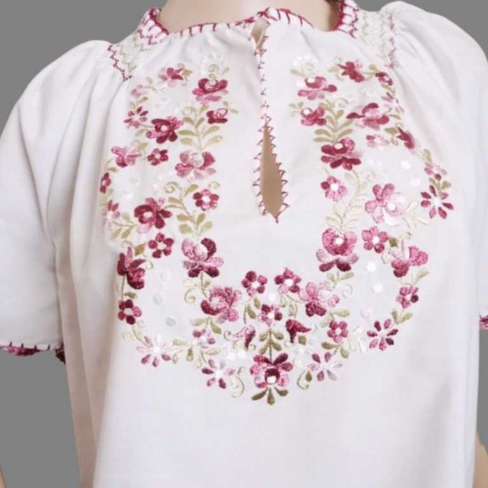 Ie lucrata manual , ie traditionala cusuta de mana masura M