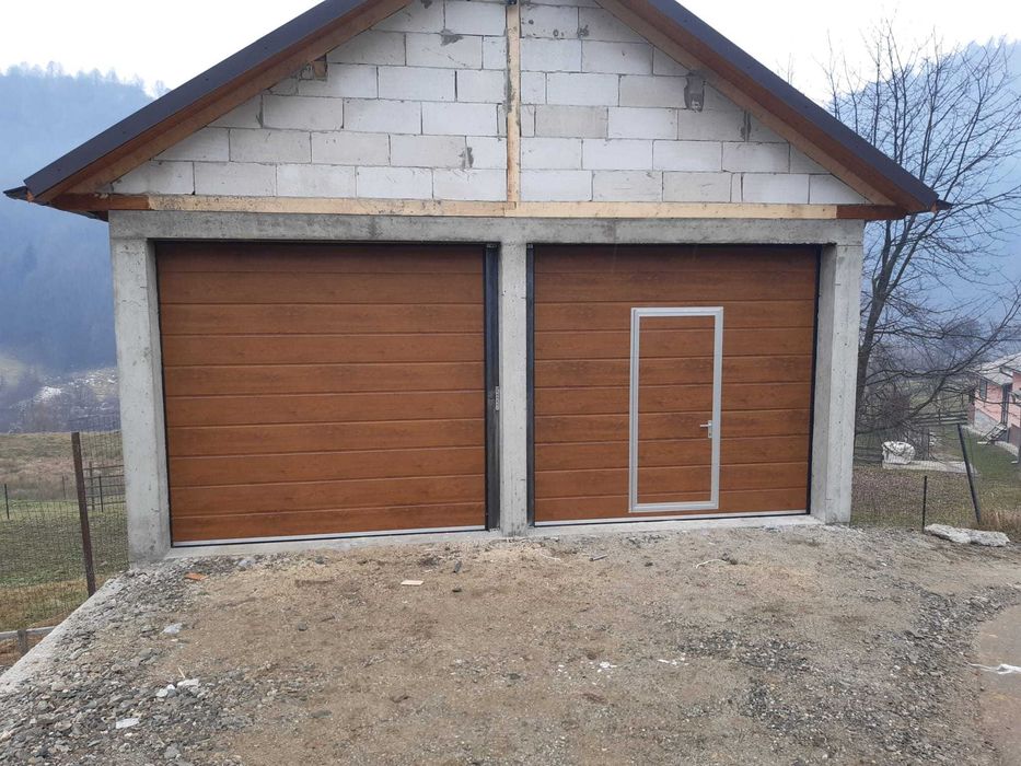uși de garaj automatizate cu hublouri