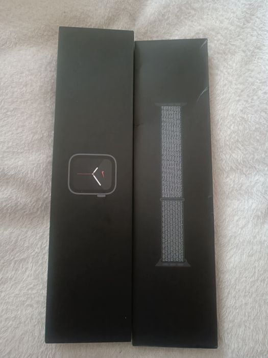 Apple Watch SE NIKE Edition. 40mm
с оригинална кутия и кабел.