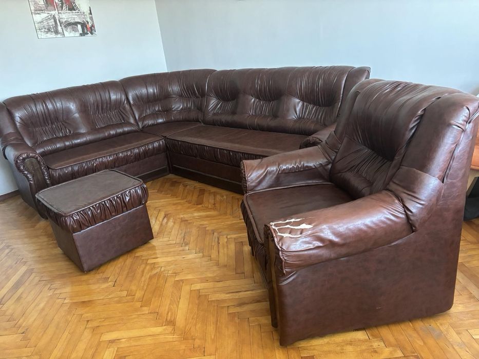 Комплект холова гарнитура: ъглов диван, фотьойл и табуретка.