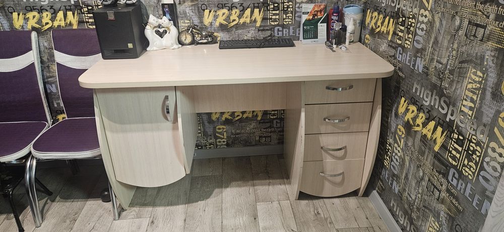 Срочно продам стол