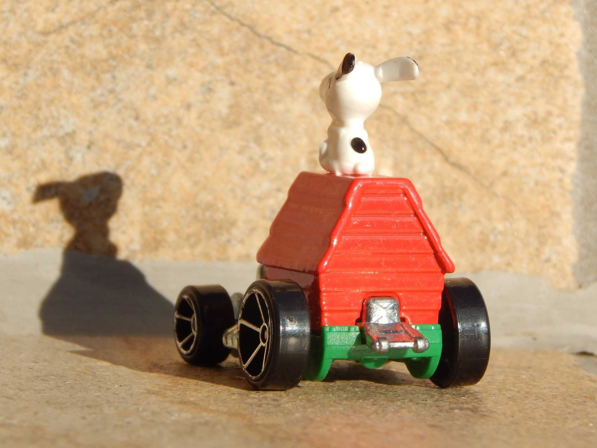 Macheta masinuta cainele Snoopy DHT12 Hot Wheels 2015 sc 1:64