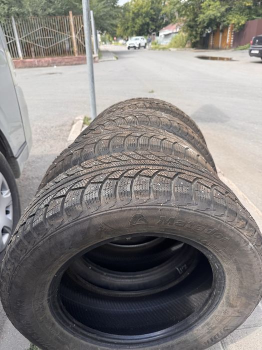 Продам резину зимнию с титанками