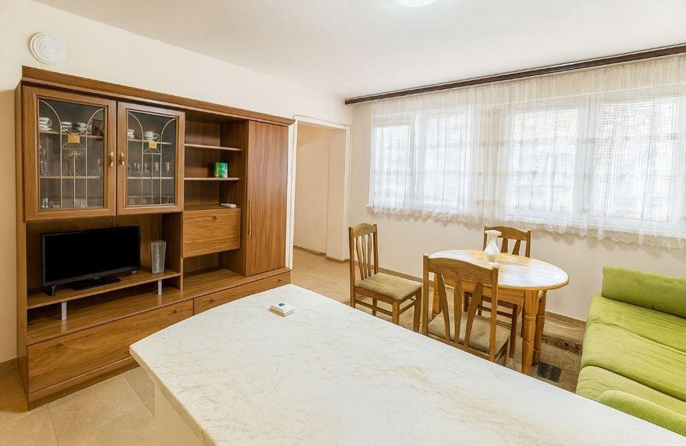 Дава се под наем Тристаен апартамент в Варна, Цветен квартал - 85 кв.м за 398.82 € - Снимка #1