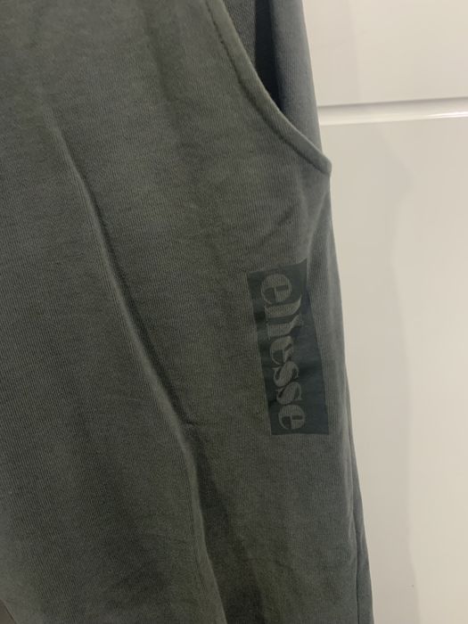 vând pantaloni sport ellese