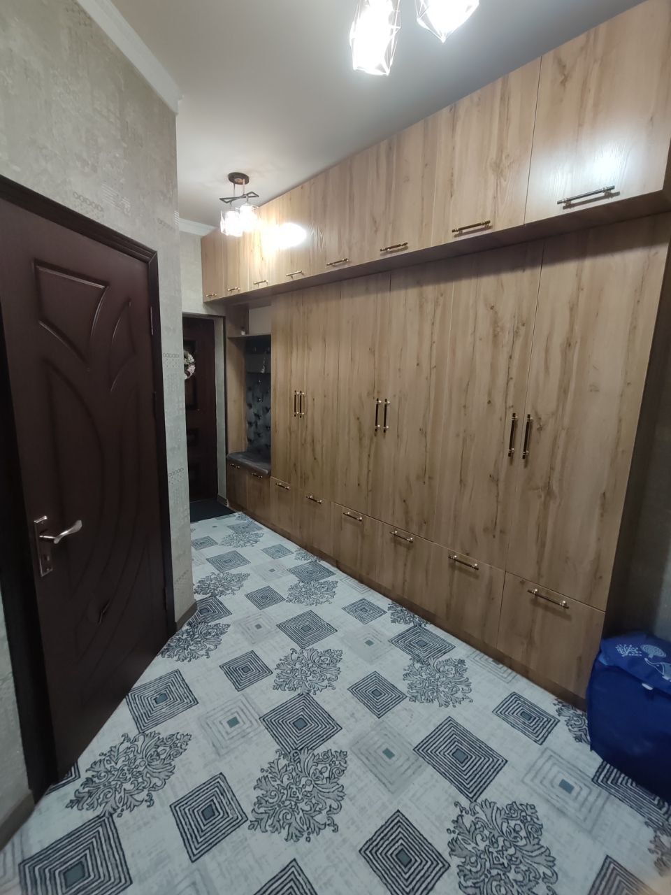 Sergeli moshina bozor oldida xonadon sotiladi yosh oilalar uchun