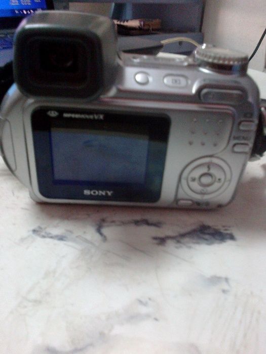 фотоапарат SONY с нови батерии ,
 има калъф, има и зарядно.
