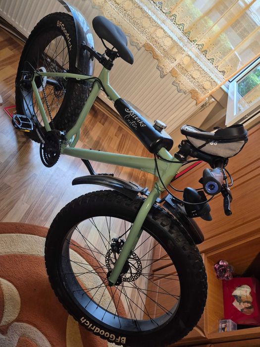 Vând bicicleta în stare impecabila