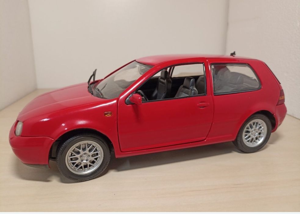 Volkswagen golf 
Scara 1:18
Bburago 

Pozele reflectă realitatea. Se v