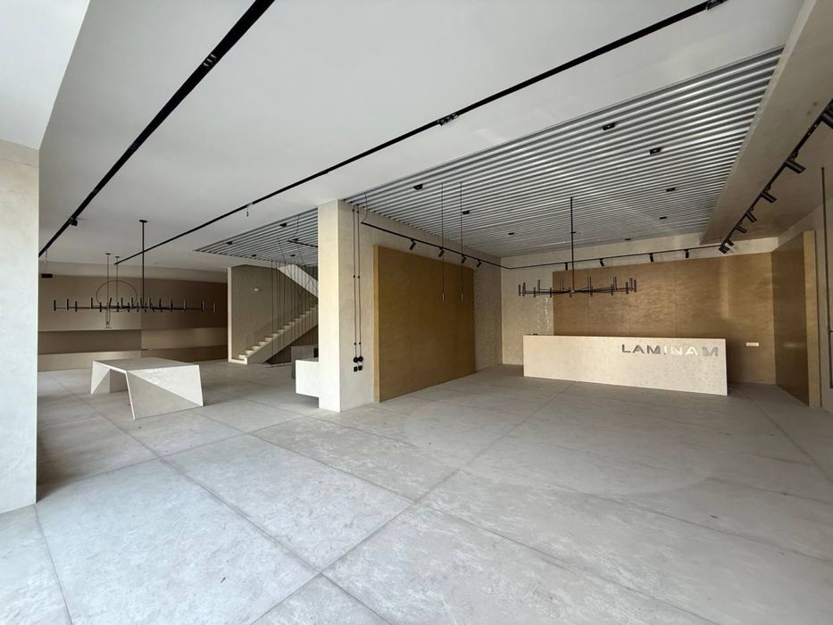 Сдаётся в аренду трёхэтажное здание, первая линия. Лабзак, быв. Динамо