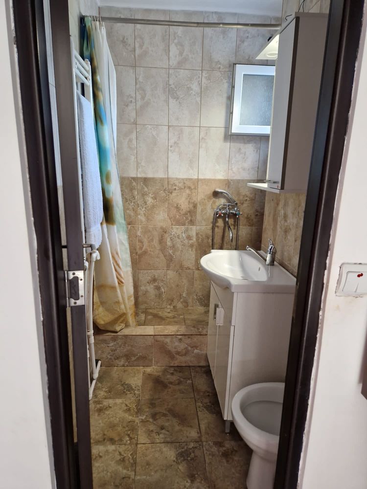 Ofer spre închiriere  apartament cu 3 camere.