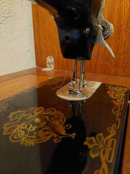 Крачна шевна машина Singer - шкаф