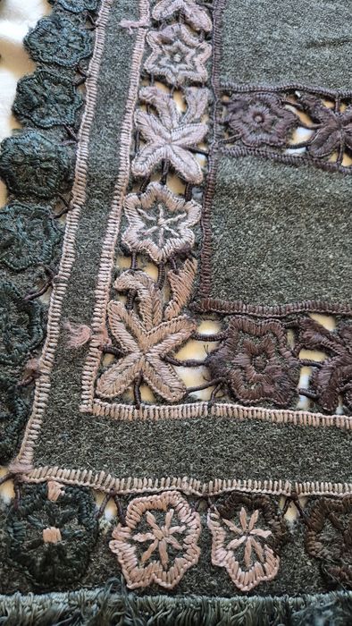 Soarte vechi din lana si broderie sparta, cusute cu matase