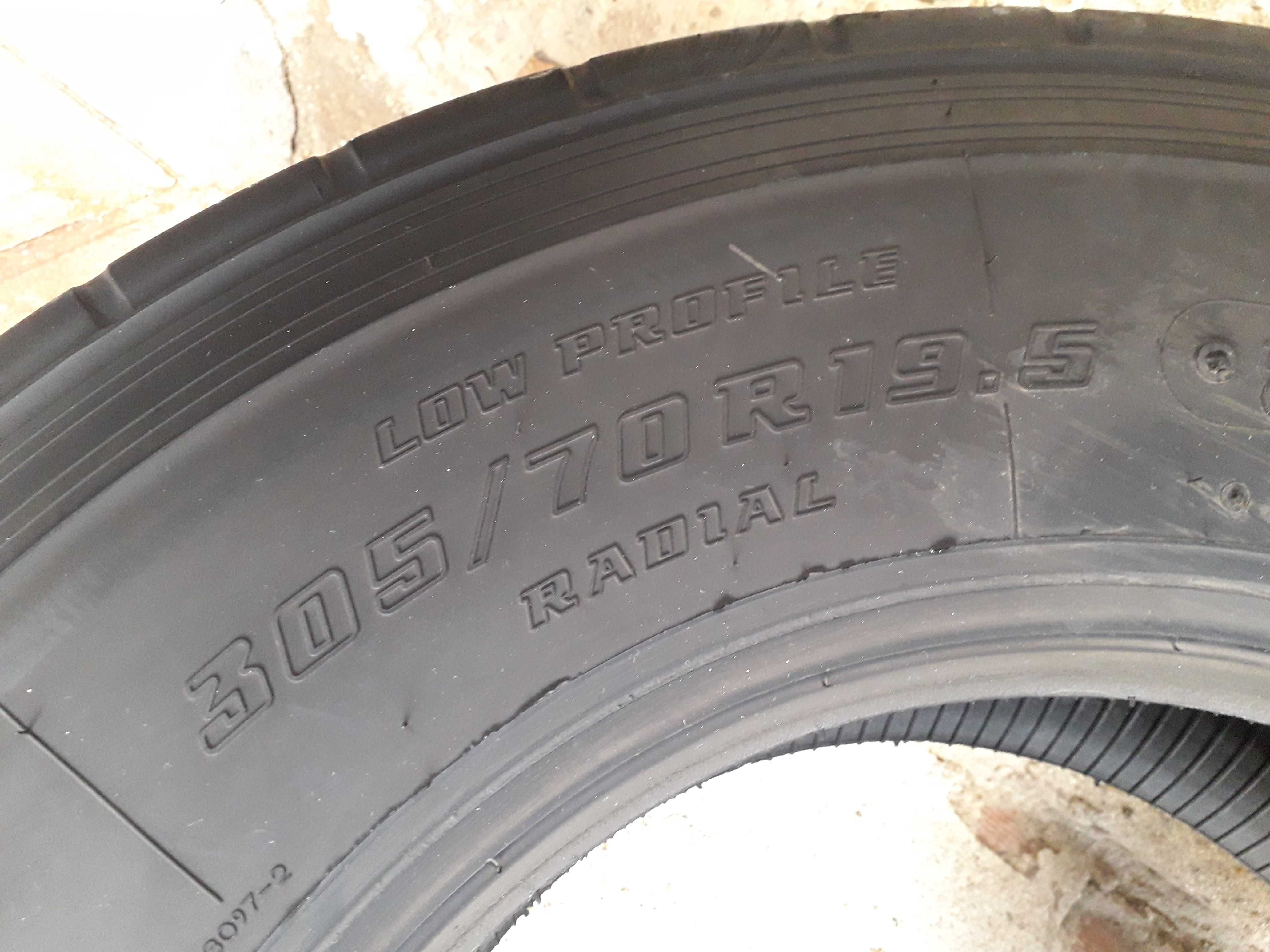 2 тежкотоварни гуми R19.5 305/70 Bridgestone R227 148/145M M+S 18PR