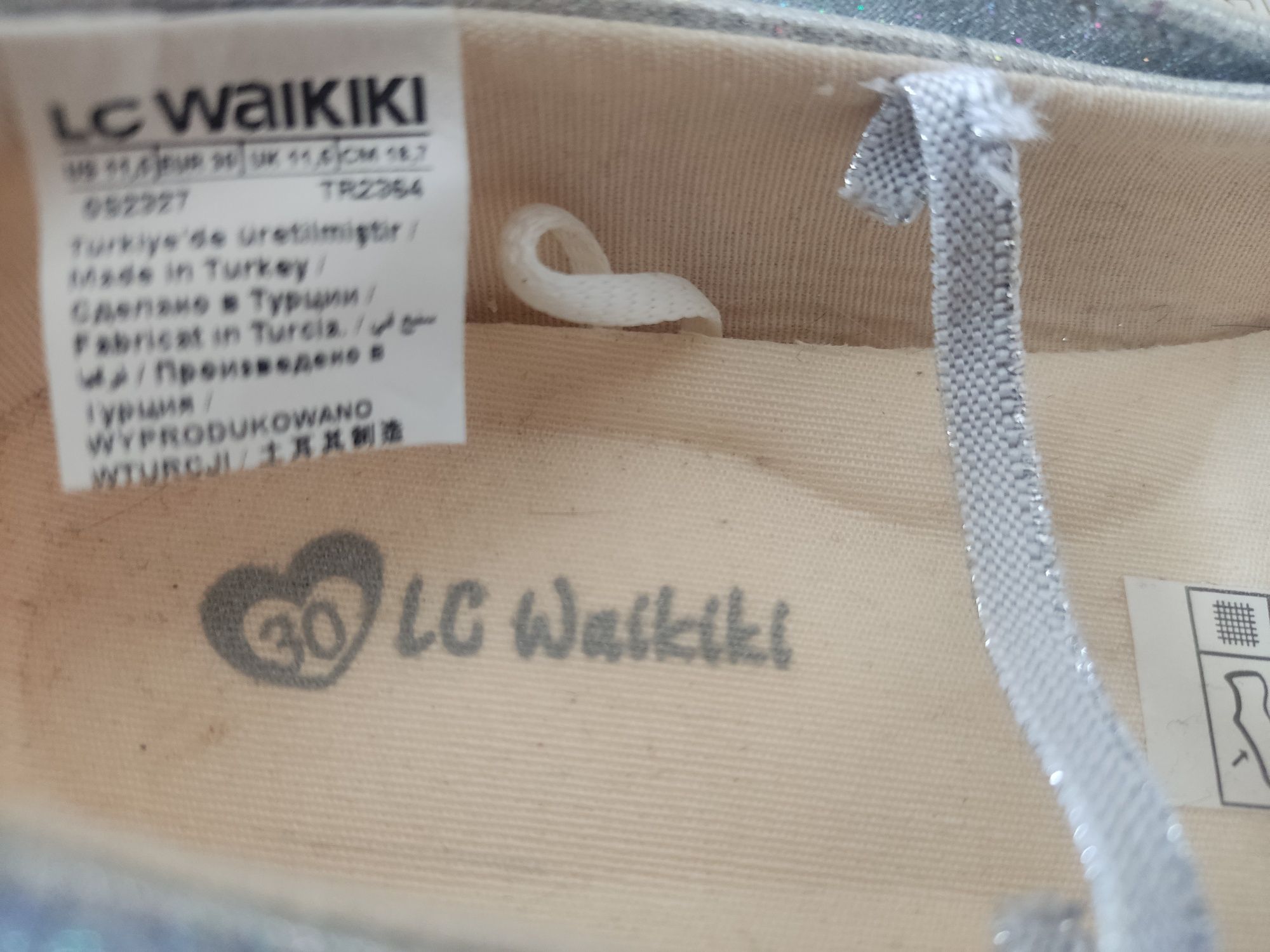 Продавам  нови детски обувки Waikiki
